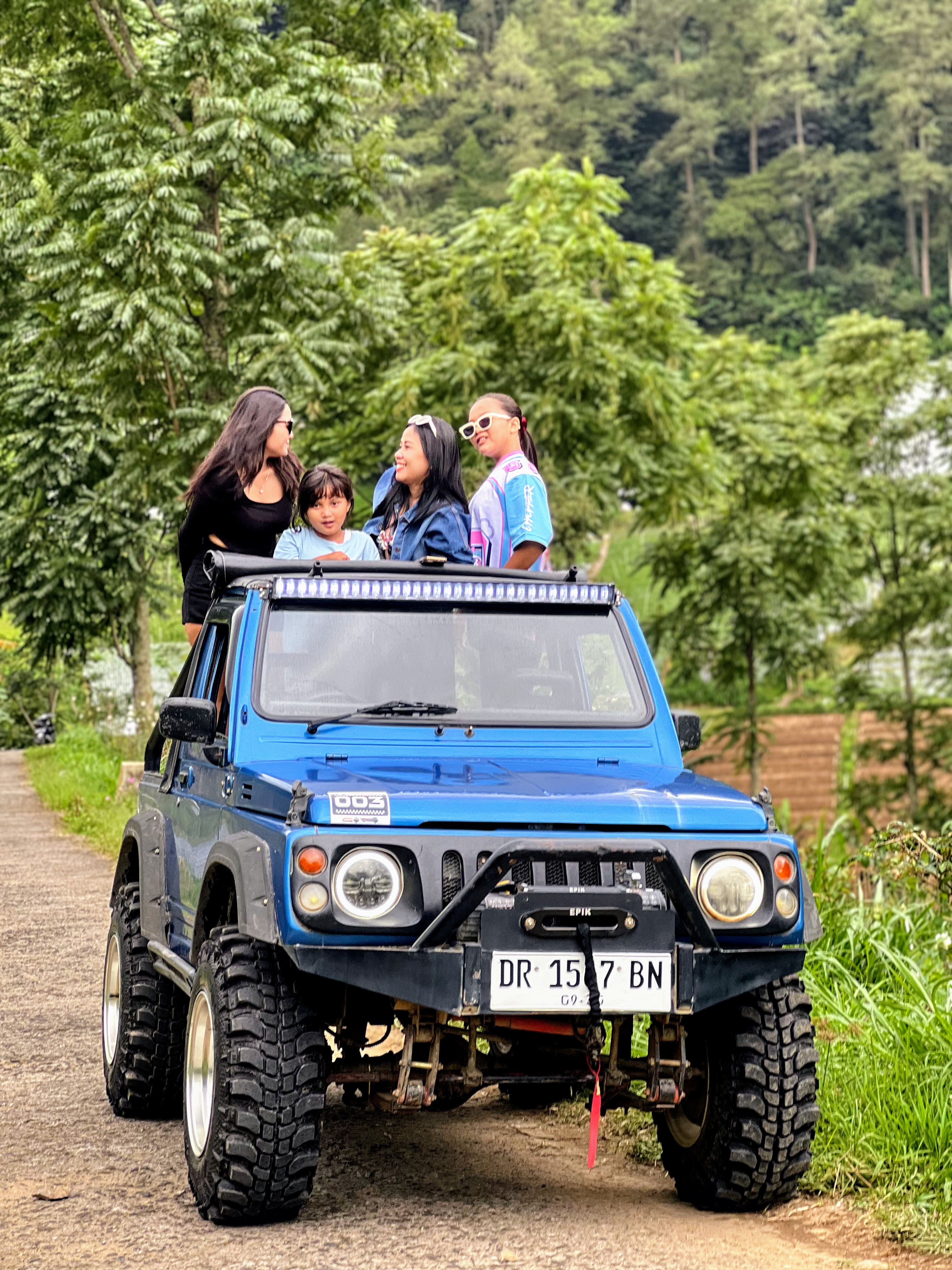 Jeep offroad Tawangmangu melintasi jalur ekstrem