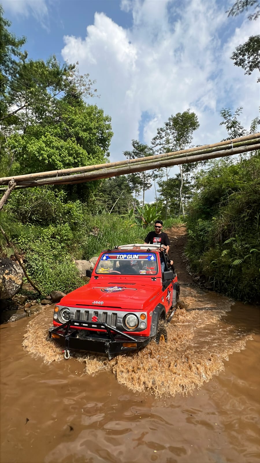 Wisata jeep Tawangmangu dengan suasana alam terbuka